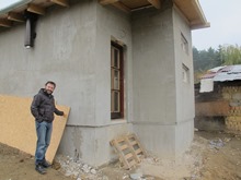 Michal Sládek pri jednom z odovzdávaných domov